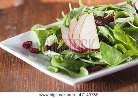 Frisk rå spinat salat med frugt