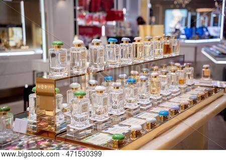 Kuala Lumpur, Malaysia - December 04, 2022: Estee Lauder Brand Retail Shop Logo Signboard On The Sto