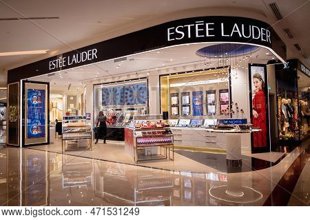 Kuala Lumpur, Malaysia - December 04, 2022: Estee Lauder Brand Retail Shop Logo Signboard On The Sto