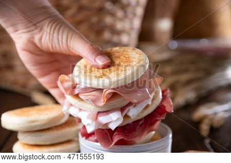 Tigelle Or Crescentine Homemade, Con Prosciutto, Salame, Stracciatella Liquida. Italian Food Typical