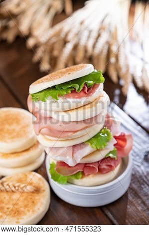 Tigelle Or Crescentine Homemade, Con Prosciutto, Salame, Stracciatella Liquida. Italian Food Typical