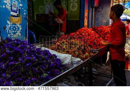 Mysore, India - 12.01.2023: Flower Stall In The Century Old Market In Mysore, Karnataka, India. High
