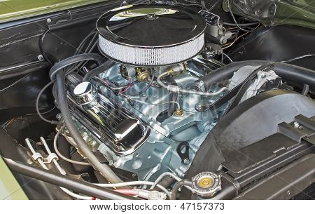 Özelleştirilmiş V8 motor bölmesi