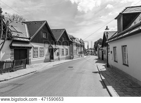 Vienna, Austria - Apr 27, 2015: Narrow Street In Village Of Grinzing In Vienna, Austria In Early Mor