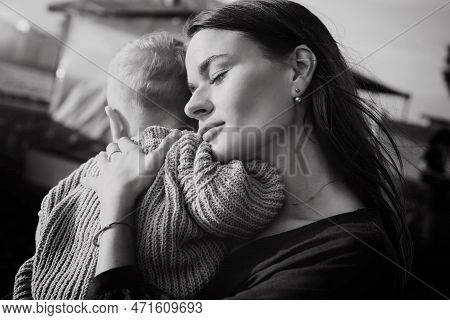 Beautiful Caucasian Young Woman Couple Holding Baby Son At The Quay Of City Saint-petersburg, Russia