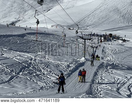 T-bar Ski Lift (schlepplift Mit T-bügel-anker) On The Snowy Slopes Of The Swiss Alpine Winter Resort