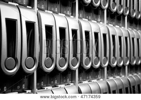detalj av datacenter med hårddiskar