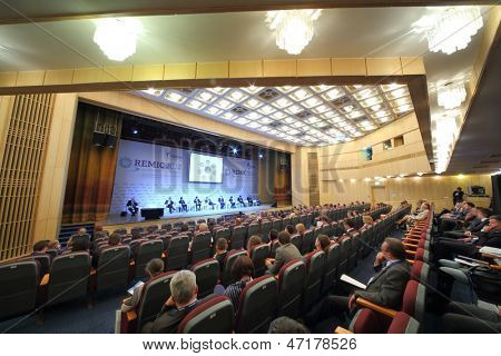 Moscou - 21 de novembro: Auditório da conferência internacional corporações de gestão imobiliária na