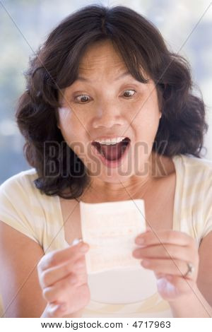 彩票中奖兴奋和微笑的女人