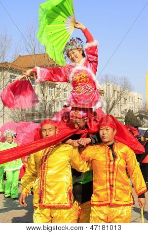 Lidé nosí barevné oblečení, Yangko Dance Varieté v ulicích
