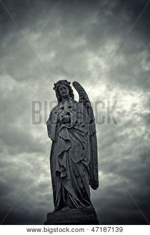 Kirkegården Statue