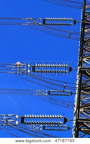 Pilíř elektrické vysokého napětí. Closeup izolátory. Sky pozadí