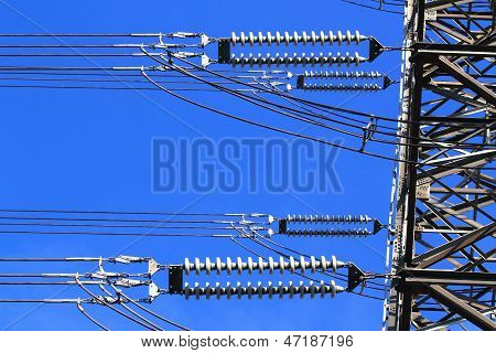 Pilíř elektrické vysokého napětí. Closeup izolátory. Sky pozadí