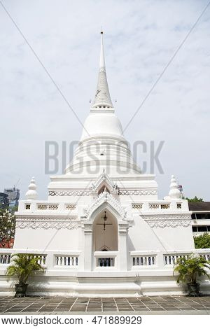 Bangkok, Thailand- 17 Feb, 2023: Wat Pathum Wanaram Temple Is Located Between The Two Shopping Malls