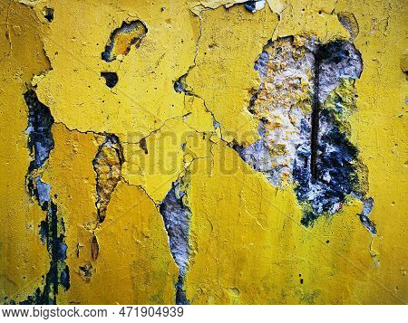 Old Yellow Building Have Cracked Concrete Pole. Danger Area Should Be Recomment By Construction Engi