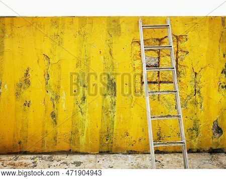 Old Yellow Building Have Cracked Concrete Pole. Danger Area Should Be Recomment By Construction Engi