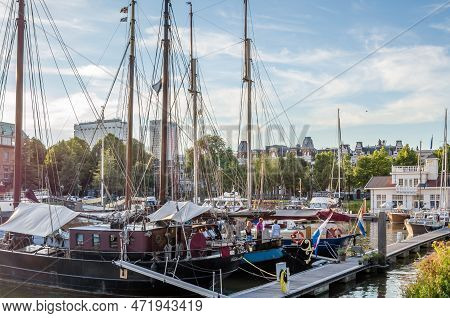Rotterdam, The Netherlands - August 26, 2013: View Of The Veerhaven, One Of The Many Ports In Rotter