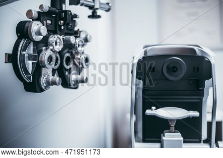 A Black Ophthalmic Phoropter Machine Stands Out With Its Sleek And Futuristic Design; Looking Right,