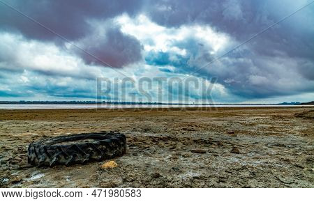 The Bottom Of The Dried-up Kuyalnitsky Estuary, Covered With A Layer Of White Self-precipitating Tab