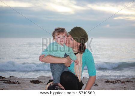 Mãe e filha na praia
