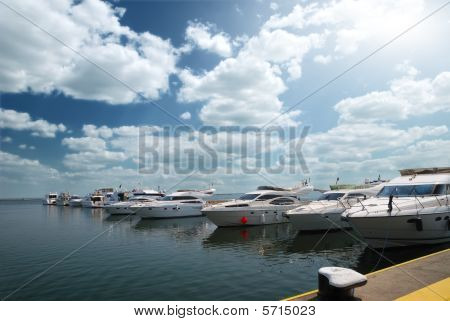 Yachts bianco su un ancoraggio