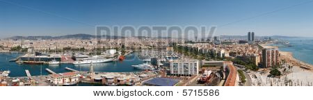 Panoramiczny widok na port, plaża i Barcelony, Hiszpania.