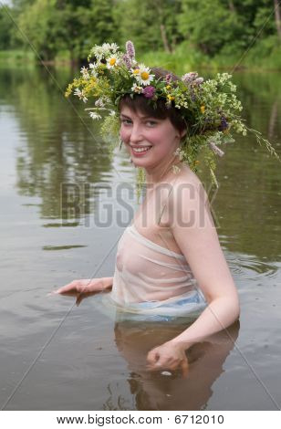 Dívka v řece