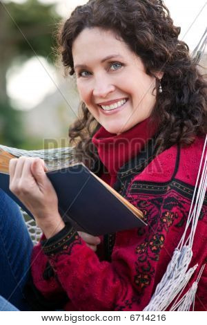 Donna matura leggendo un libro