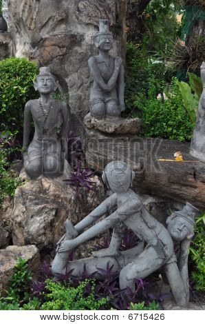 trois statues