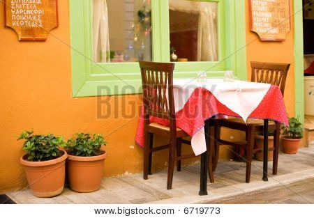 คาเฟ่ที่ถนนสวยงามในเมืองภาษากรีก Nafplion ที่คาบสมุทรเพโลพอนนีส