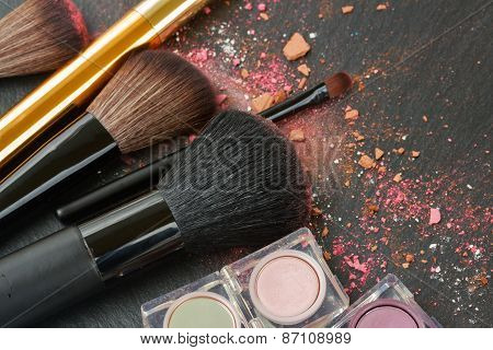 brushes on eye shadows palette