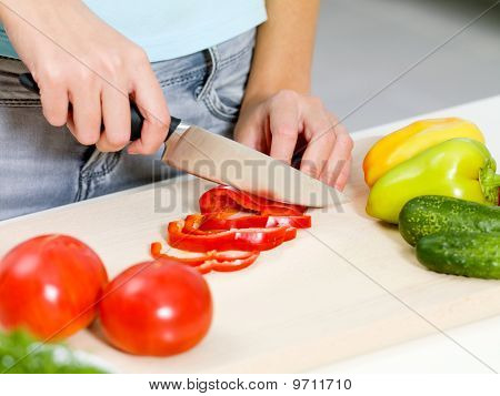 Donna taglia verdure