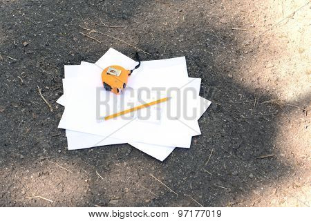 Drawings with pencil and roulette on asphalt