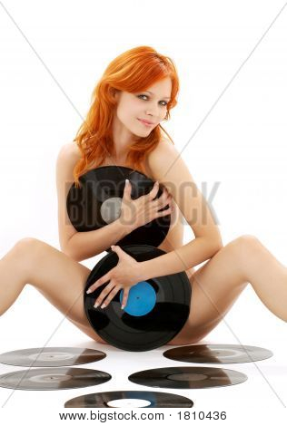 Rousse nue avec des disques vinyles