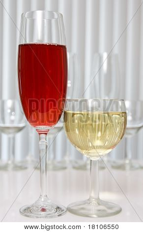 bicchiere di rosso e vino bianco