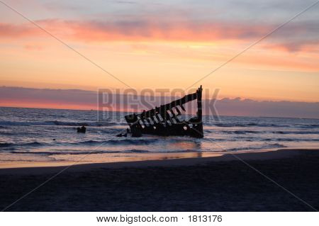 Západ slunce na Peter Iredale ztroskotání 