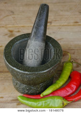 Mortero de piedra y mortero con Chile