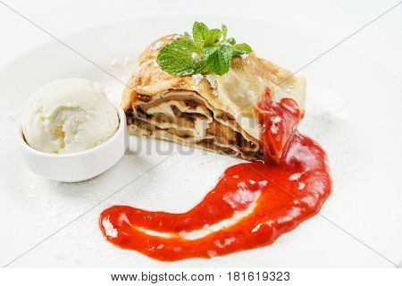 apple strudel with ice cream