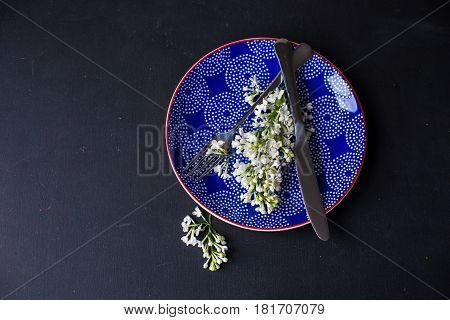 Spring Table Setting With White Lilac