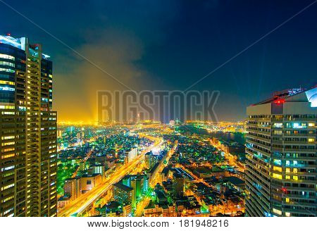 The image of the night city from the height of a bird's flight.A view of the night Osaka.Mnogo houses in iluminatsii.Dark time of the day