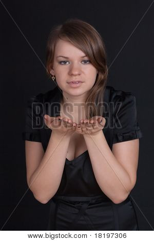 Ragazza con un bacio di aria