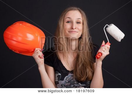 Ragazza in possesso di un casco e rullo