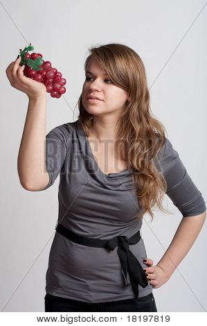 Ragazza con uva In mano