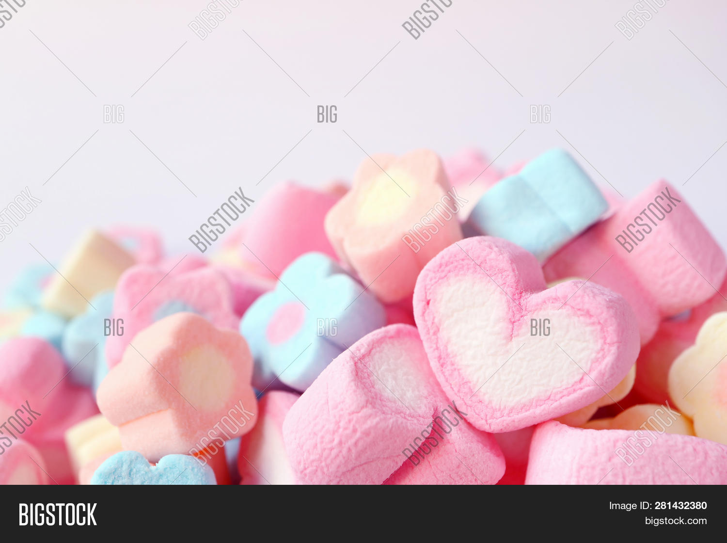 Зефир разноцветный. Жевательный зефир маршмеллоу. Конфеты розовые с белым. Цвета зефирки. Зефир маршмеллоу.