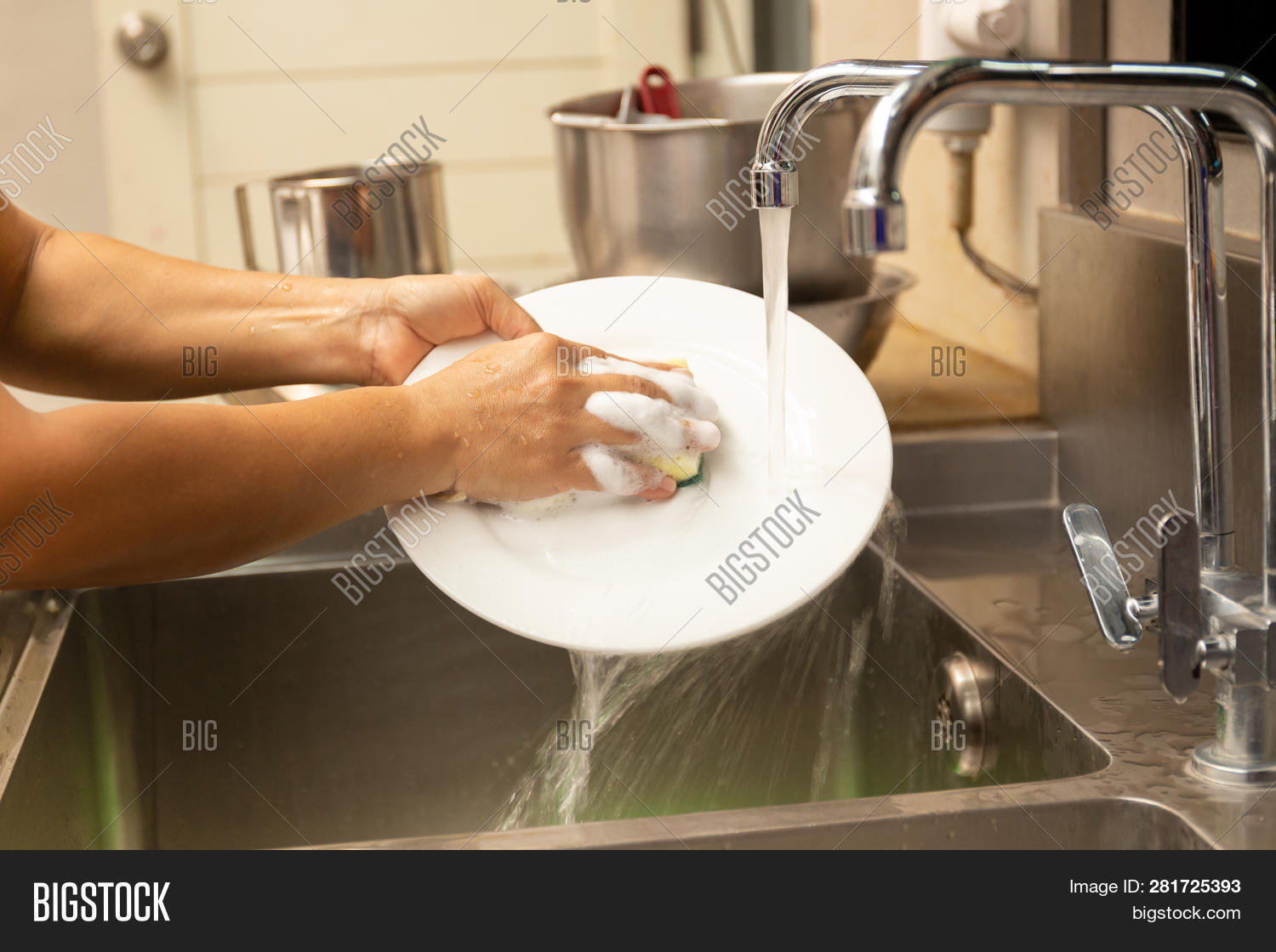 моем посуду. мойка посуды. мойщицы посуды и кухонные работники. Wash the dishes. I wash my dishes.