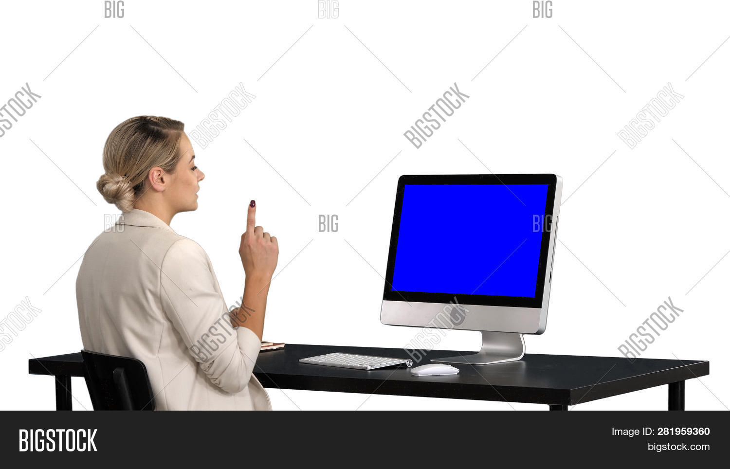 Женщина с компьютером. Информация на экране. Экран с данными. Экран с данными. Удивление комп.