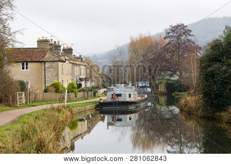 Bath, Great Britain - Dec 25, 2018: Narrow Boats In The Kennet And Avon Canal  In The City Bath. Dec