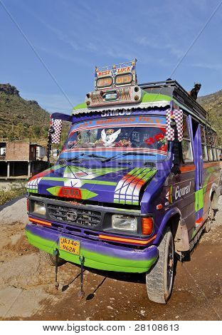 カラフルな北インド旅客バス
