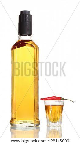 bouteille et verre de poivre rouge et vodka piment isolé on white