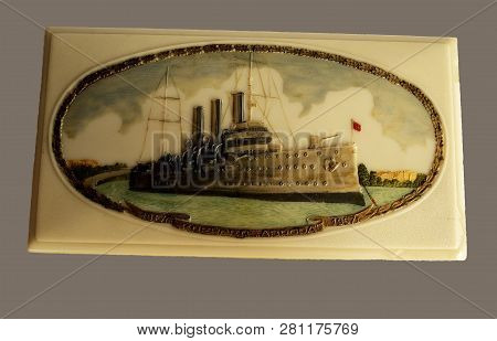 Old Souvenir Year 1957. Plastic Box With The Cruiser Aurora.caption: 1917 Cruiser Aurora 1957. ( 191